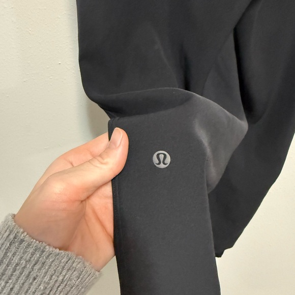 Lululemon Black Joggers – Size 6 – Drawstring Waist – Pockets - Picture 4 of 5
